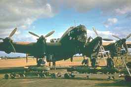 Подготовка бомбардировщика «Галифакс» к вылету. Примерно 1940 г.