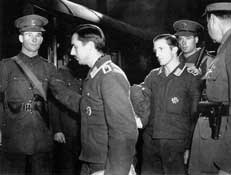 Взятый в плен экипаж самого первого немецкого бомбардировщика He-111H, сбитого над Англией.