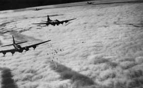 B-17 сквозь облака по радару наносят удар по Бремену 13.11.1943 г.