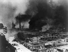 Пожары в Касселе после бомбардировки.