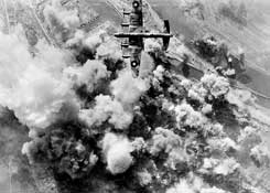 «Ланкастер» наносит удар по Бремену.