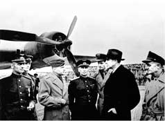 Генерал-лейтенант Д. Грендаль, посол США в СССР А. Гарриман.