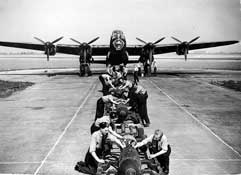 Подготовка 1000-фунтовых фугасных бомб к загрузке в «Ланкастер».