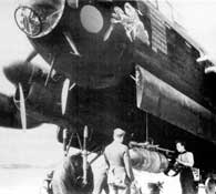 Подвеска 1000-фунтовой фугасной бомбы в бомболюк «Ланкастера».