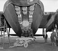 Вариант загрузки с одной 4000-фунтовой фугасной бомбой и множеством контейнеров с зажигательными бомбами.