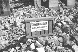 Надпись: «Угроза обвала! Не приближаться!»