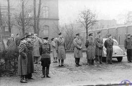 Должностные лица, присутствующие при передаче.