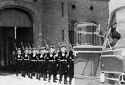 Французский караул уезжает после сдачи тюрьмы советскому караулу, 1971 г.