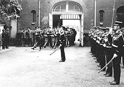 Смена караулов Франции и СССР.