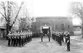 Смена караулов Франции и СССР.