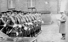 Последняя проверка приемного караула перед началом церемонии.