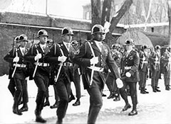 Первая смена американцев уходит менять советских часовых.