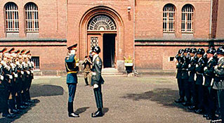 Шпандау, 1 августа 1987 г. Эта церемония смены караулов СССР и США оказалась последней.