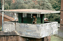 Английский часовой на бетонной вышке.