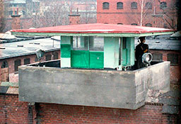 Советский часовой на бетонной вышке, 1981 г.