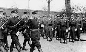 Смена советского и американского караулов, 1954 г.