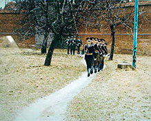 Смена часовых на вышках.