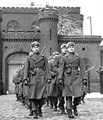 Караул США выходит из тюрьмы после сдачи.