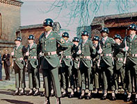 Караул США во дворе тюрьмы.