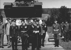 Командир полка В. И. Сковородко произносит речь.