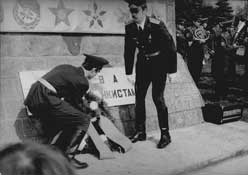 Венок возлагают л-т Курнаев и к-н Спиридонов.