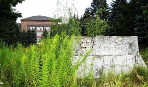 Постамент, на котором когда-то стояла «Фронтовая подруга».