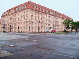 Вид с места, где находился Широкий мост, на Дом солдатских сирот, возле которого погибла машина № 76.