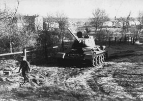 Дорога к постаменту, переди комбат А. Н. Алексеев.