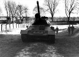 Танк движется к постаменту.