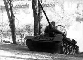 Танк движется к постаменту.
