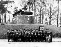 Офицеры и сверхсрочники танкового батальона.