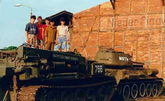 Танк «Мать-Родина» перед погрузкой на платформу для отправки в Россию.