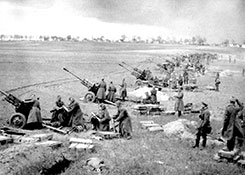 Советская артиллерия ведет огонь по врагу.