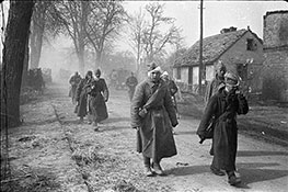 Раненые красноармейцы следуют в эвакопункт.