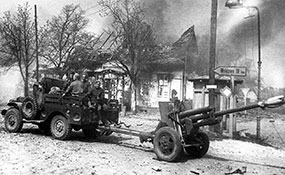 Артиллерийский расчет на «додже» транспортирует дивизионную пушку ЗИС-3 через Лечин.