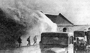 В горящем Зеелове (фото из книги А. Х. Бабаджаняна -Танковые рейды-)