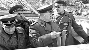 Командование 1 БелФ на КП в районе Зееловских высот. Слева направо: командующий артиллерией фронта В. И. Казаков, начальник тыла фронта Н. А. Антипенко, командующий фронтом Г. К. Жуков, член Военного совета фронта К. Ф. Телегин.