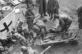 Доставка раненых в эвакопункт на собаках. Район Зееловских высот, апрель 1945 г.