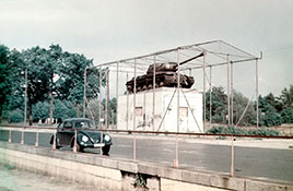 Танк в клетке.