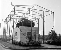 Танк в клетке.