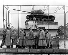 Полиция Западного Берлина на охране мемориала.