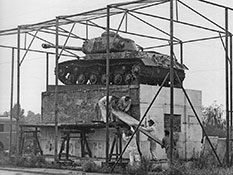 Рабочие ГДР, реставрирующие памятник.