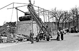 Демонтаж памятника в Целендорфе 4 мая 1955 г.