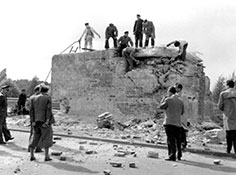 Взрыв и разбор постамента 15 мая 1955 г.