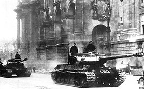 Танки ИС-2 из состава 7 гв. оттбр в Берлине. Отличительный знак бригады – медведь на фоне звезды.