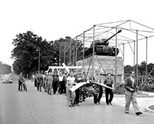 Установка памятного креста у памятника.