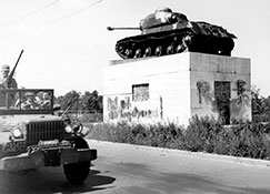 Памятник в Целендорфе после очередной провокации неонацистов.