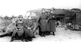 У немецкого дота. Гросслюдендорф, 1945 г.