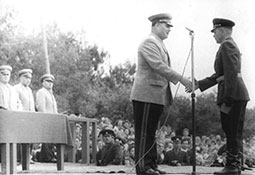 Главком ГСВГ генерал армии Якубовский И. И. вручает гв. майору Мика В. Я. орден Красной Звезды. Бернау, лето 1962 г.