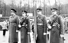 Берлин, Трептов-парк. Командир 133 омсб капитан Денисов у Знамени батальона.